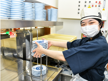 無添くら寿司　なんば千日前店　フロア・キッチンスタッフ大募集　週2日～1日3時間～シフト応相談　5月中旬オープンのお店で一緒に働きませんか！