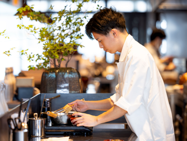 ＜麻布十番駅スグ＞ 時給1300円／履歴書不要／バイトデビュー歓迎！／昇給・絶品まかないあり／国内外に90拠点展開／社割で系列ブランドも30％OFF／モダンな和食ダイニングのホール募集◎