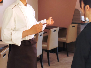 週1日～OK【注文｜配膳｜レジ会計無し】ホテルの朝食バイキングSTAFF｜バイトデビューにも◎夕方～夜はゼミやサークルで忙しい学生さんの安定収入に◎