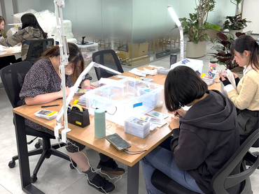 【もくもく作業】梱包発送のお仕事♪＼！土日時給1755円以上！平日1500円から！／髪型髪色・服装自由◎交通費支給◎週3日～