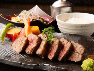 🍽️【週1～OK✨】学校・サークルと両立できる！神戸牛レストランでおしゃれバイト🎵 英語や中国語も活かせる国際的な職場🌏 未経験歓迎！まかない付き・駅チカ◎友達との応募もOK！