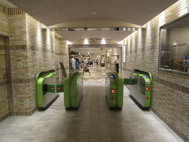 【JR川崎駅改札３秒！】週１回、１日４時間～◎／北信越のお酒と食材のセレクトショップの販売スタッフ募集／時給１３００円スタート／学生・主婦・フリーター大歓迎