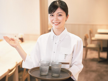 定食レストランのホールスタッフ★ご案内と配膳中心のカンタンなホール業務！食事代が浮いて嬉しい！食事補助有◎