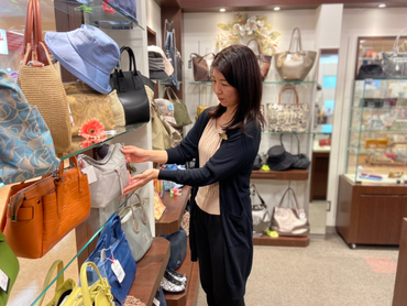 土日・平日19時半までのアクセサリー販売 　授業に合わせて勤務可能！！