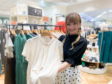 ＼大手アパレルでバイトデビュー／夕方からの販売スタッフ募集！週2日〜、1日4時間〜応相談！ 未経験OK◎髪色・ネイル自由♪ イオンモール鶴見緑地 ORBENE（オルベネ）