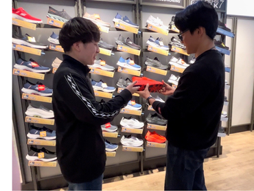 シューズの販売！バイトしながらオシャレも楽しめる仕事、バイトデビューするならここでしょ