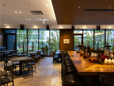 ＜麻布十番駅スグ＞ 時給1300円／履歴書不要／バイトデビュー歓迎！／昇給・絶品まかないあり／国内外に90拠点展開／社割で系列ブランドも30％OFF／モダンな和食ダイニングのホール募集◎