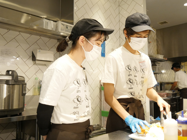 「ららぽーと名古屋みなとアクルス」内　からあげ専門店「がブリチキン。」のレストラン型店舗【お客様】を一番に考えて、安心安全のお食事を提供するお仕事です。経験・学歴は問いません！