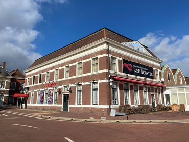 ★シーフードレストランの接客スタッフ★長崎国際大学の学生活躍中！履歴書不要でオンライン面接◎週2日～／土日祝は時給1250円～／未経験大歓迎！友達との応募もOK！絶品まかないアリ♪