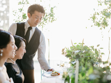 【土日のみ】結婚式サービススタッフ【高時給1300円】大学生多数在籍！土日がメインだから学業と両立OK！自転車通勤バイク通勤OK！