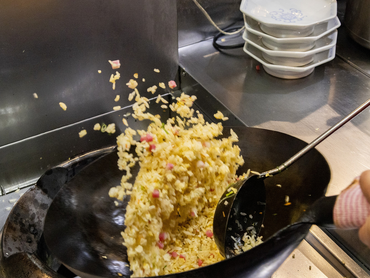 大阪で愛され続ける古潭（こたん）ラーメンで接客・調理のお仕事 ★時給1200円以上！　★週１～の勤務OK　★食事補助有！　★マニュアル完備初めてのバイトでも安心　★長期勤務希望　★コミュニケーション力や調理スキルが身につきます！サービス業や接客業へのステップアップに最適！　★社内コミュニケーションツールで、スタッフ同士が応援し合える社風です！