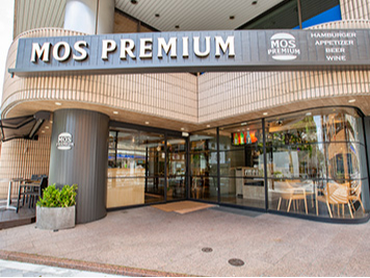 ＼バイトデビュー歓迎／　嬉しい食事補助は200円～全メニュー対象♪（勤務日のみ）　休日時給は200円UP！！　【モス】大人の上質な時間を演出する、新しいスタイルの「モス」でホール・キッチンスタッフ