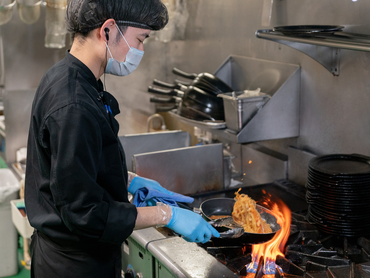 ★シーフードレストランの調理スタッフ★長崎国際大学の学生活躍中！履歴書不要でオンライン面接◎週2日～／土日祝は時給1250円～／未経験大歓迎！友達との応募もOK！絶品まかないアリ♪