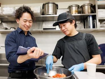 ★シーフードレストランの調理スタッフ★長崎国際大学の学生活躍中！履歴書不要でオンライン面接◎週2日～／土日祝は時給1250円～／未経験大歓迎！友達との応募もOK！絶品まかないアリ♪