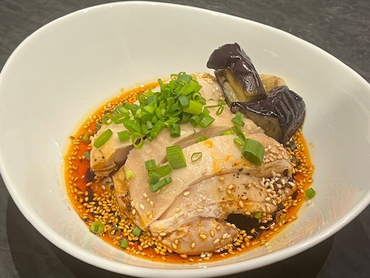 【鶏白湯SOBAとよだれ鶏の店】ホールスタッフ募集！！週１〜OK／1日4時間程度〜★土日時給50円アップ★