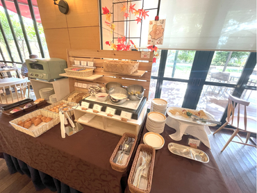 MAX1時間1400円｜夕方～夜はゼミやサークルで忙しい学生さんの安定収入に◎【注文｜配膳｜レジ会計無し】朝食バイキングのホール｜川に面したテラスのあるホテル内カフェ