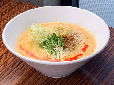 【鶏白湯SOBAとよだれ鶏の店】ホールスタッフ募集！！週１〜OK／1日4時間程度〜★土日時給50円アップ★