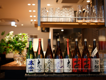 ＜表参道駅スグ＞ 時給1300円／履歴書不要／バイトデビュー歓迎！／昇給・絶品まかないあり／国内外に90拠点展開／社割で系列ブランドも30％OFF／モダンな和食ダイニングのホール募集◎