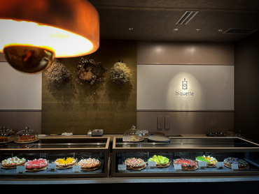 古民家タルト専門店の販売スタッフ｜お菓子の試食あります｜四間道のおしゃれな洋菓子店