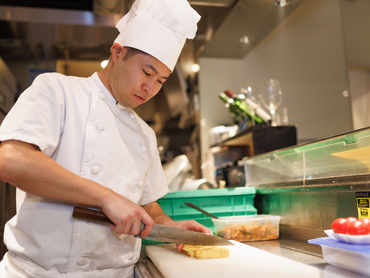 ★☆バイトデビューならココ★みそかつ矢場とん！まかない3食無料！週2回3h〜OK★短期1ヶ月・４年生・留学生OK！もちろん長期も大歓迎！◎お友達と一緒に面接OKです♪友だち紹介特典あり☆★