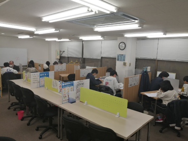 家庭教師のトライから生まれた個別指導塾のトライプラスで講師大募集。週1回勤務ＯＫ。1日1コマ〜（1コマ60分）。未経験者歓迎。研修制度あり。駅近。