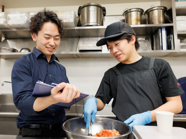 ★シーフードレストランの調理スタッフ★履歴書不要でオンライン面接◎週2日～／土日祝は時給1250円～／未経験大歓迎！友達との応募OK！ネイルも◎絶品まかないアリ♪