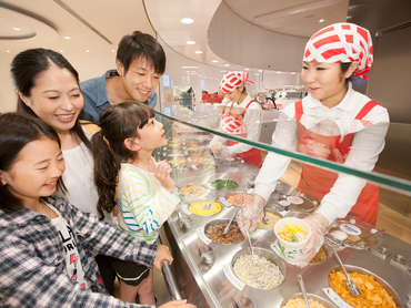 みなとみらいで働きたい！人気の＜カップヌードルミュージアム＞の接客バイト【週2～3もOK】土日中心にガッツリ稼ぎたい方も歓迎