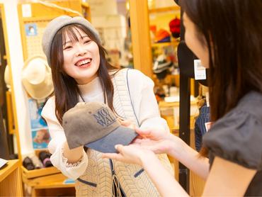 【帽子・ヘアアクセ販売】バイトデビュー歓迎☆週2～シフト相談OK＆髪色服装自由で働きやすい環境です♪