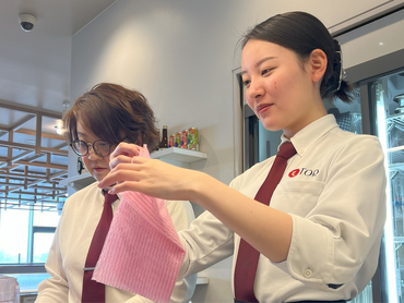 【時給1,350円＋週末時給UP！】髪色・髪型・ピアス自由✨カナダ発の『Aburi TORA』自分らしくオシャレで楽しいホールスタッフ募集✨