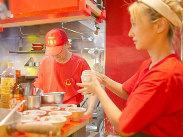 ★オープニングSTAFF募集中　オープニング時給：1,350円！！　週2/4h～OK！髪色ピアス自由♪　11月11日に新しくオープンする「本格餃子 包」を一緒に盛り上げてくれる方を大募集中です！ 駒澤大学駅から徒歩1分で通勤も便利♪