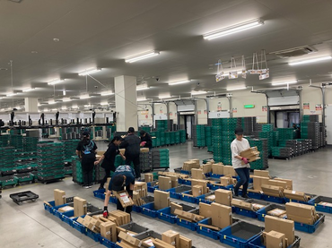 ☆コンビニ商品の仕分け☆　２週間ごとのシフト制になっている為、学校行事やプライベートとの両立もしやすい！全員未経験スタート！