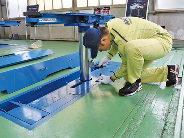 自動車整備用リフトの点検補助作業！クルマ好き歓迎！