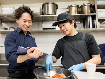 ★シーフードレストランの調理スタッフ★履歴書不要／週2日～／土日祝は時給1270円～／未経験大歓迎で友達との応募もOK！ネイル◎絶品まかないアリ♪