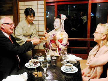 ☆未経験者も大歓迎☆　☆就活にも就職後にも役立つホスピタリティが身に付く！☆　☆ お着物でお仕事のフレンチレストラン『先斗町　禊川』☆