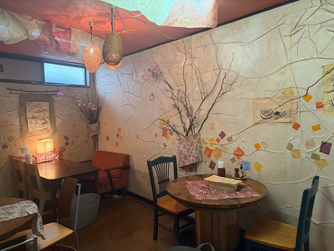 【週1～OK】｜＊駅徒歩５分＊カフェホールスタッフ｜平日昼間のお仕事♪まかない付き＼学生活躍中！／