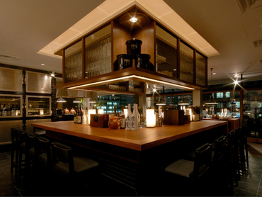 東京駅直結／時給1300～1600円★おいしいまかないあり＆交通費支給＆髪色自由◎新丸ビルのモダンなダイニングでサービススタッフ大募集