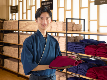 温浴施設のフロント・清掃スタッフ／平日は時給1500円／土日祝は時給1600円／週3日＆5時間　～有明のオシャレな非日常スパ～