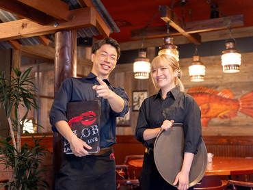 ★シーフードレストランの接客スタッフ★履歴書不要でオンライン面接◎週2日～／土日祝は時給1300円～／友達との応募大歓迎！髪色ネイルもOK！絶品まかないアリ♪