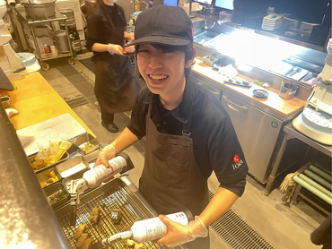 【時給1,350円＋週末時給UP！】髪色・髪型・ピアス自由✨「AI×食」の最先端キッチンで未経験でも楽々デビュー✨カナダワーホリ支援あり！