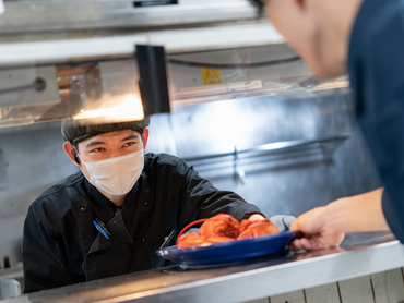 ★シーフードレストランの調理スタッフ★履歴書不要でオンライン面接◎週3日～／時給1230円～／未経験大歓迎＆友達との応募もOK！染髪ネイルもできちゃう！絶品まかないアリ♪