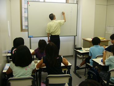 ①中学受験指導講師　　②個別指導講師　　　大学生・院生・各種資格試験受験生・シニア・主婦(夫)の方　未経験者　大歓迎！　　最寄り駅より１分！　
