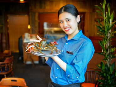 ★シーフードレストランの接客スタッフ★履歴書不要でオンライン面接◎週2日～／土日祝は時給1300円～／友達との応募大歓迎！髪色ネイルもOK！絶品まかないアリ♪