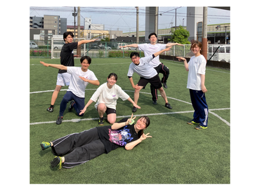 お客様をあなたの飛び切りの笑顔でお出迎え下さい！お客様に楽しんでいただく為には、スタッフも楽しく働けることが大切！一緒にお店を盛り上げていきましょう♪