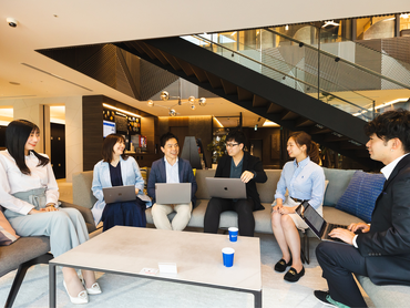 【完全オンライン・就活のスキマ時間に最適・時給1300円～】企業の会社説明を視聴し、アンケートレポートを作成する仕事です