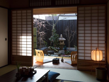 ホテルフロントゲストサービス町家運営スタッフ　/　「暮らすように泊まる宿」で非日常空間を！