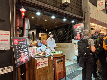 錦居酒屋で和牛串の販売