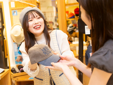 【帽子・ヘアアクセ販売】バイトデビュー歓迎☆週2～シフト相談OK＆髪色服装自由で働きやすい環境です♪