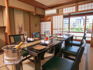 ☆未経験者も大歓迎☆　☆就活にも就職後にも役立つホスピタリティが身に付く！☆　☆ お着物でお仕事のフレンチレストラン『先斗町　禊川』☆