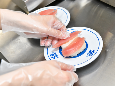 無添くら寿司　なんば千日前店　フロア・キッチンスタッフ大募集　週2日～1日3時間～シフト応相談　5月中旬オープンのお店で一緒に働きませんか！