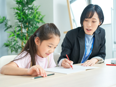 ＼週1・未経験OK！授業と両立◎／不登校・うつ・発達特性のある生徒への個別指導講師を募集